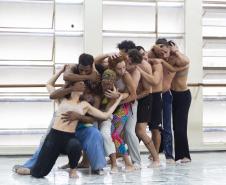 Bailarinos e bailarinas executam parte da coreografia no estúdio de dança do Balé Teatro Guaíra. 
