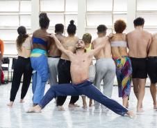 Bailarinos e bailarinas executam parte da coreografia no estúdio de dança do Balé Teatro Guaíra. 