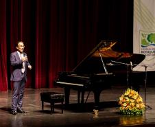 Álvaro no palco do Teatro Guaíra