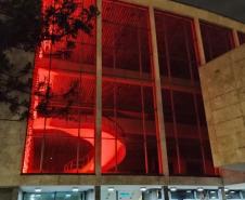 Centro Cultural Teatro Guaíra iluminado em laranja em prol do Agosto Laranja