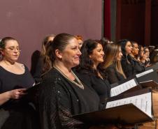 coro sinfônico de mulheres a postos no palco