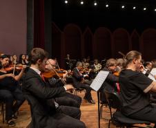 Orquestra no palco do Guairão