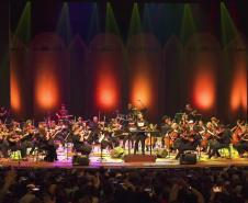 Orquestra Cordas do Iguaçu posicionada no palco