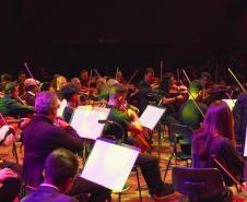 Orquestra Cordas do Iguaçu posicionada no palco