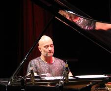 Koury tocando piano em apresentação