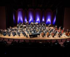 Orquestra e solista no palco do Guairão. 