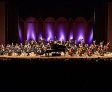 Orquestra e solista no palco do Guairão. 