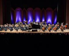 Orquestra e solista no palco do Guairão. 