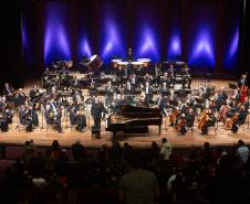 Orquestra e solista no palco do Guairão. 