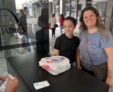 Entrega de brinquedos para doação e recebimento dos ingressos