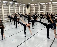 Alunos e bailarinos da companhia Focus durante a oficina