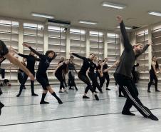 Alunos e bailarinos da companhia Focus durante a oficina