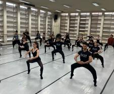 Alunos e bailarinos da companhia Focus durante a oficina