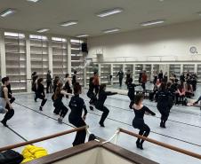 Alunos e bailarinos da companhia Focus durante a oficina