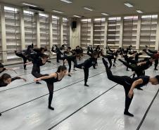 Alunos e bailarinos da companhia Focus durante a oficina