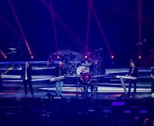 banda no palco com jogo de luzes em azul e vermelho