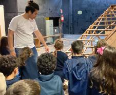 grupo de estudantes em visita guiada