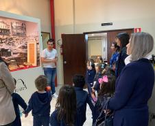 grupo de estudantes em visita guiada