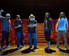 banda no palco do Teatro Guaíra