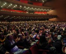 Palco e público no Guairão durante shows da Oficina de Música