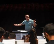 Maestro Roberto Tibiriçá na regência da Orquestra Sinfônica do Paraná