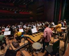 Orquestra Sinfônica do paraná no palco do Guairão no ensaio de "Floresta da Amazônia"