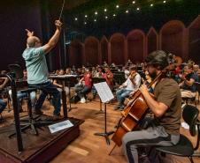 Orquestra Sinfônica do paraná no palco do Guairão no ensaio de "Floresta da Amazônia"