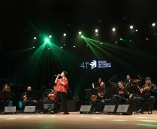 Palco e público no Guairão durante shows da Oficina de Música