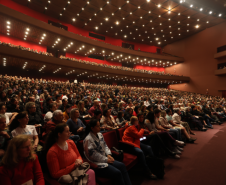 Palco e público no Guairão durante shows da Oficina de Música