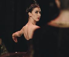 O espetáculo contará com a participação especial de Ana Botafogo e dos convidados Cícero Gomes e Juliana Valadão, primeiros bailarinos do Theatro Municipal do Rio de Janeiro