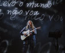 Ana Carolina no palco com a turnê