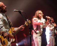 grupo em apresentação no palco