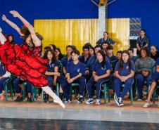 Grupo de dança EDTG se apresenta em escolas