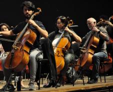 Ensaio da Orquestra e cantores no Guairão