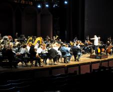 Ensaio da Orquestra e cantores no Guairão