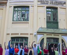 Grupo de dança em frente ao Hospital Pequeno Príncipe