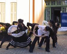 Grupo de dança em frente ao Hospital Pequeno Príncipe