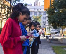 Grupo de dança em frente ao Hospital Pequeno Príncipe