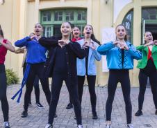 Grupo de dança em frente ao Hospital Pequeno Príncipe