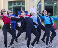 Grupo de dança em frente ao Hospital Pequeno Príncipe
