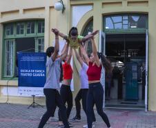 Grupo de dança em frente ao Hospital Pequeno Príncipe
