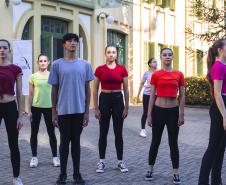 Grupo de dança em frente ao Hospital Pequeno Príncipe