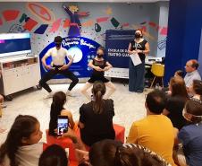Grupo de dança nas partes internas do Hospital