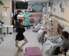 Grupo de dança nas partes internas do Hospital
