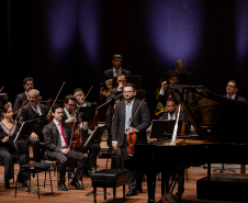 spalla da orquestra de pé em frente aos demais músicos