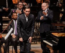 No palco do Guairão, a Orquestra Sinfônica do Paraná e o pianista Dmitry Shishkin