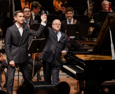 pianista e maestro agradecem ao público