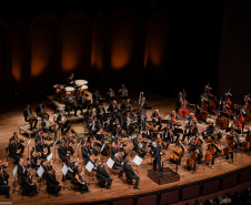 orquestra organizada sobre o palco