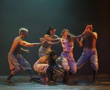 Contraponto é um espetáculo formado por duas coreografias: Castelo e Anima - imensaidão adentro