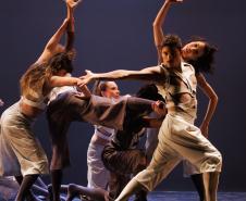 Contraponto é um espetáculo formado por duas coreografias: Castelo e Anima - imensaidão adentro